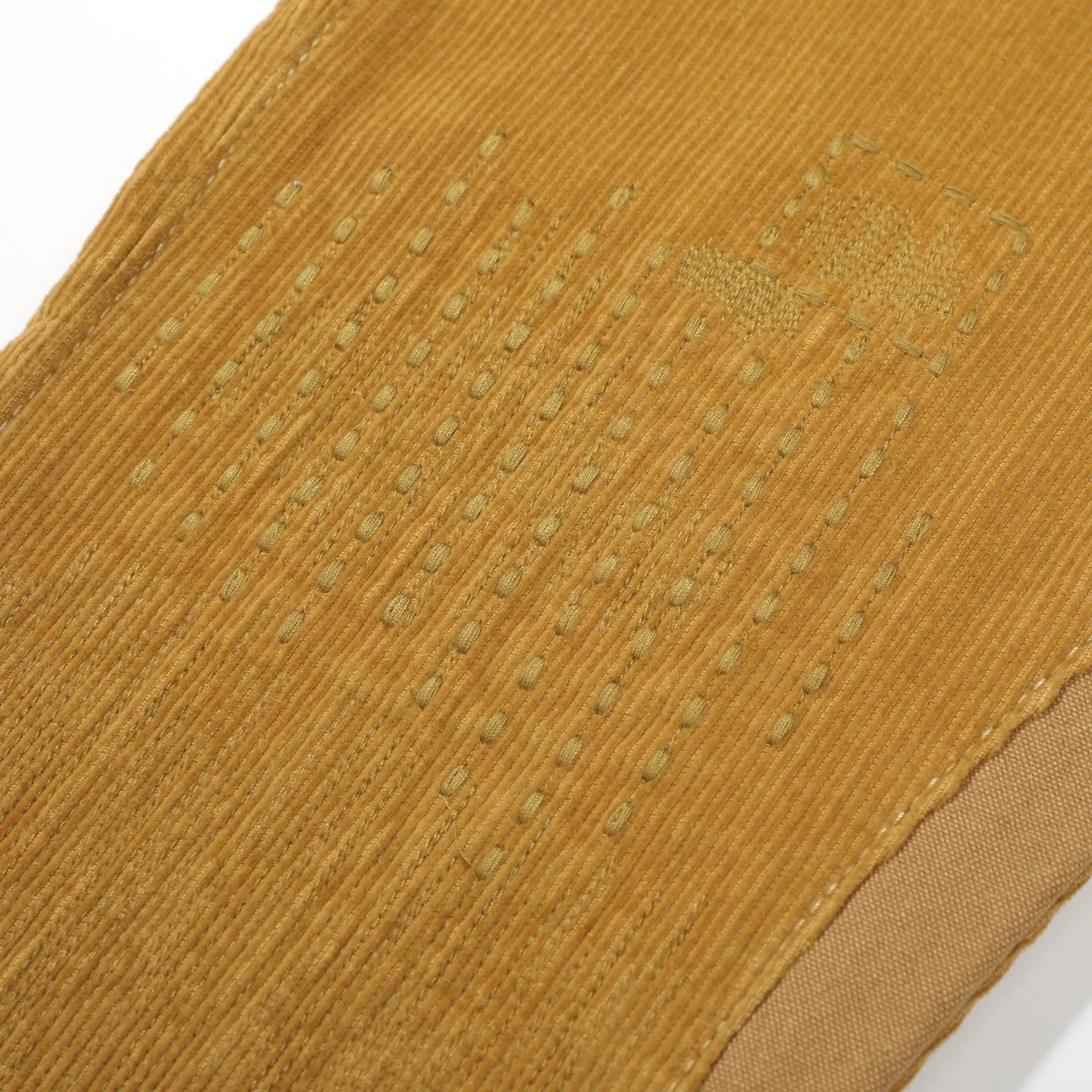 P240 Chrome Hearts Gallery 2025 corduroy spliced ​​multi-pocket couple bootcut jeans are a hot trend this season and are sought after by countless celebrities and fashionistas. The neat details of the cutting process add color to the playful fashion! The neat and meticulous design, and the well-fitting structure is unique. The upper body not only has outstanding recognition, but also looks younger and younger. A style with the ultimate wearing meaning and performance, gorgeous color matching, and the craftsmanship of this style is also extremely extraordinary. After the finished product is washed, it is disassembled and hand-made with sheepskin cross leather and then spliced ​​together to complete. The whole piece has too many craftsmanship to describe. It is decorated with patchwork cross flowers and high-waisted washed jeans! ! Absolutely high-end luxury product, a god-level single product, a super popular product, made with top heavy industry, a magic weapon that cannot be missed to hit the streets. Size: 28 30 32 34 36 Color: Yellow